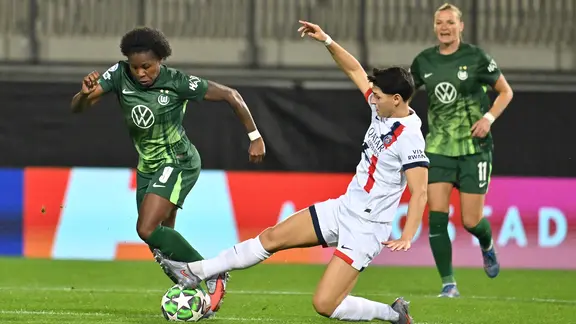 Wolfsburg's Lineth Beerensteyn (l.)