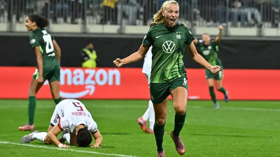 Ella Peddemors (VfL Wolfsburg) celebrates her goal to make it 2-0.