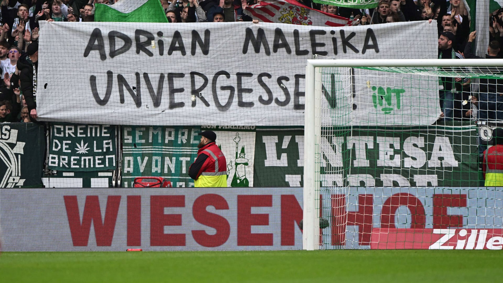 "Adrian Maleika unforgettable" is written on a banner (archive image): The events of October 16, 1982 shape the relationship between the fan scenes to this day.