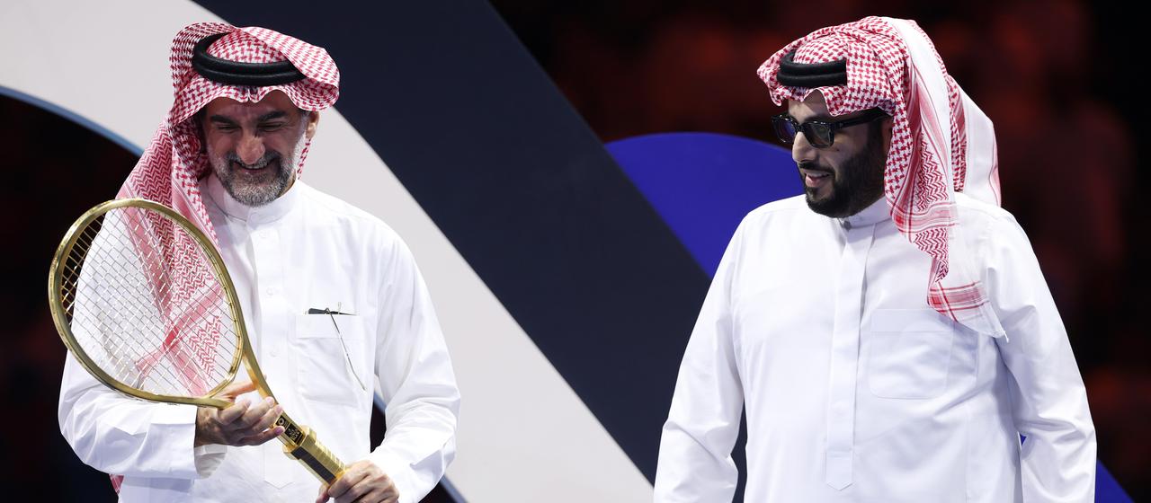 Yasir Al-Rumayyan (l.) and Turki Al-Sheikh inspect a tennis trophy