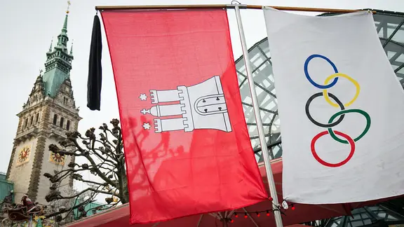 The Olympic flag and the Hamburg flag in front of the town hall (archive photo)