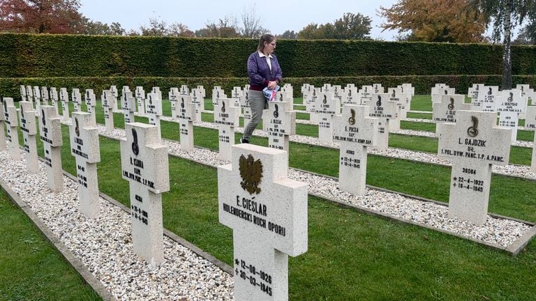 Wendy Dujardin at the Polish cemetery in Breda (photo: Ronald Sträter).