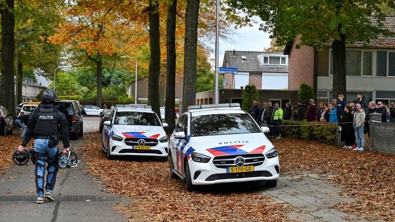The neighborhood turned out for the police action (photo: Toby de Kort/Heitink Press Agency).