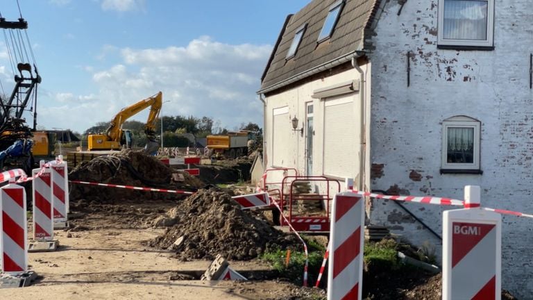 Piet can no longer leave the front door due to the fallen construction crane