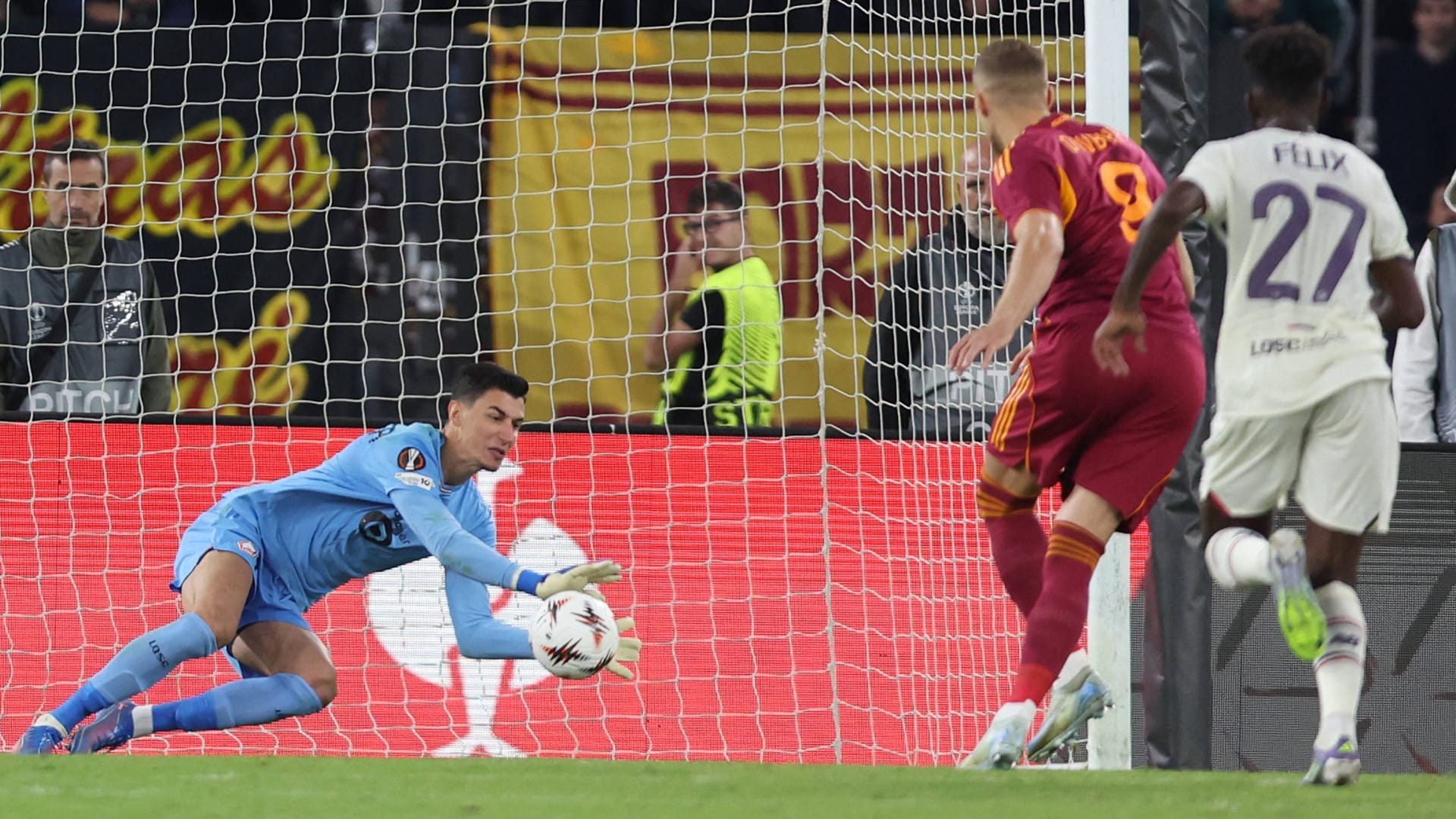 Unhangeable: Lilles goalkeeper Özer (left) holds the penalty of Roms Dovbyk.