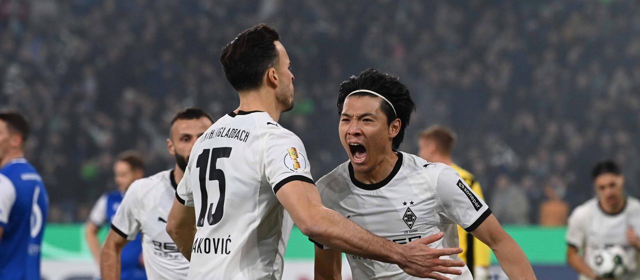 Mönchengladbach's Shuto Machino celebrates the goal together with his teammates