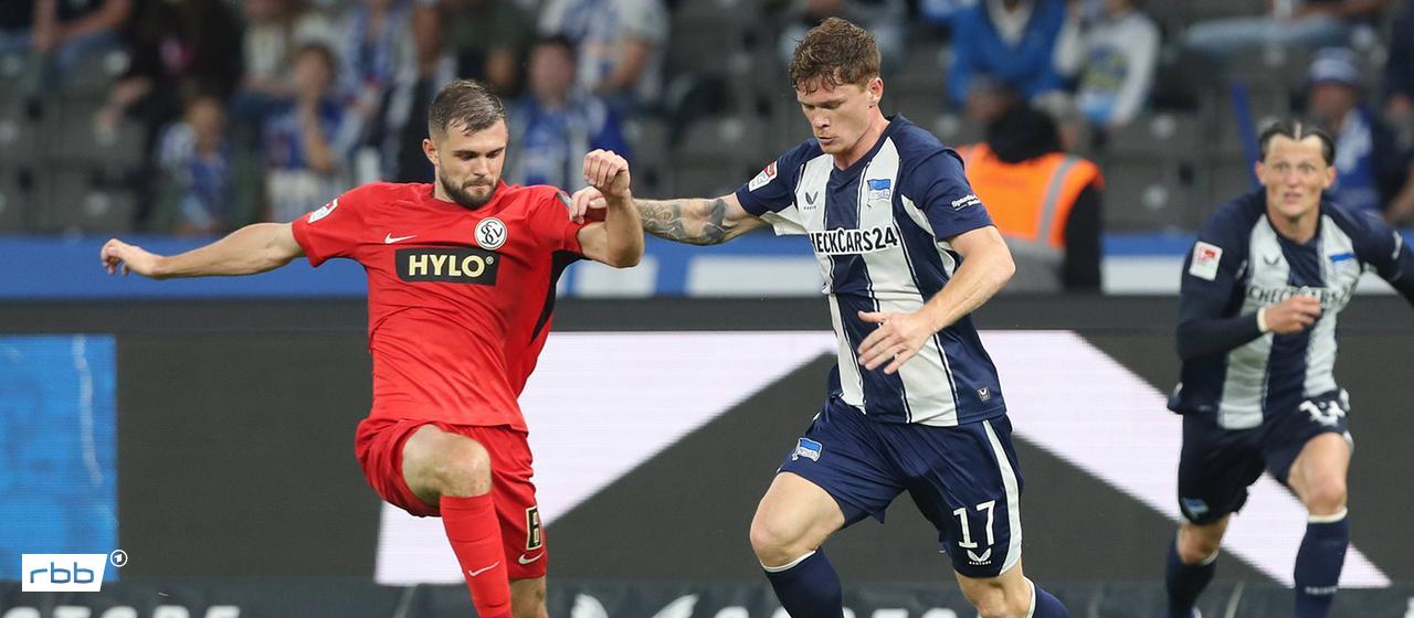 Hertha's Sebastian Grönning (r.) in the game against Elversberg (imago images/Michael Taeger)