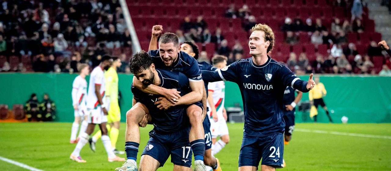 Bochum's Gerrit Holtmann celebrates his goal together with his teammates