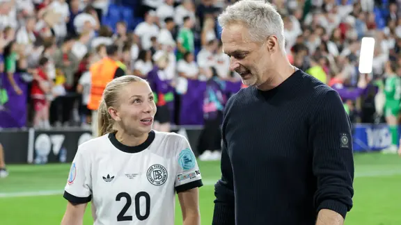 Women's national coach Christian Wück in conversation with Elisa Senß