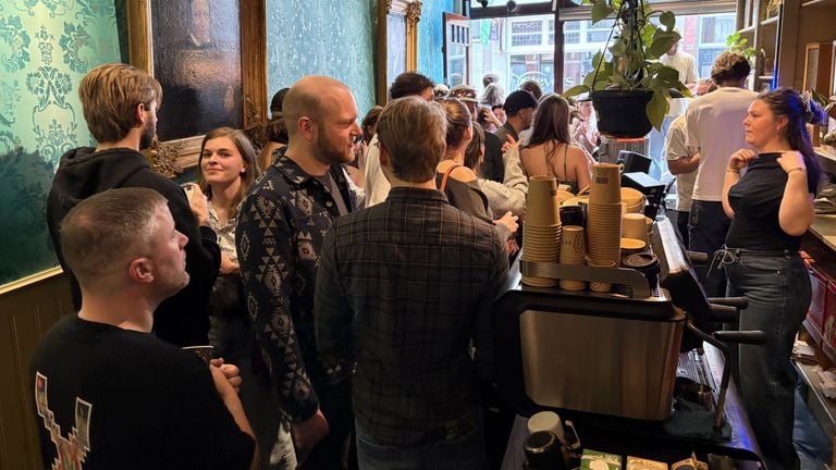 The audience knows how to find their way to the party location (photo: Wilco Zonneveld).