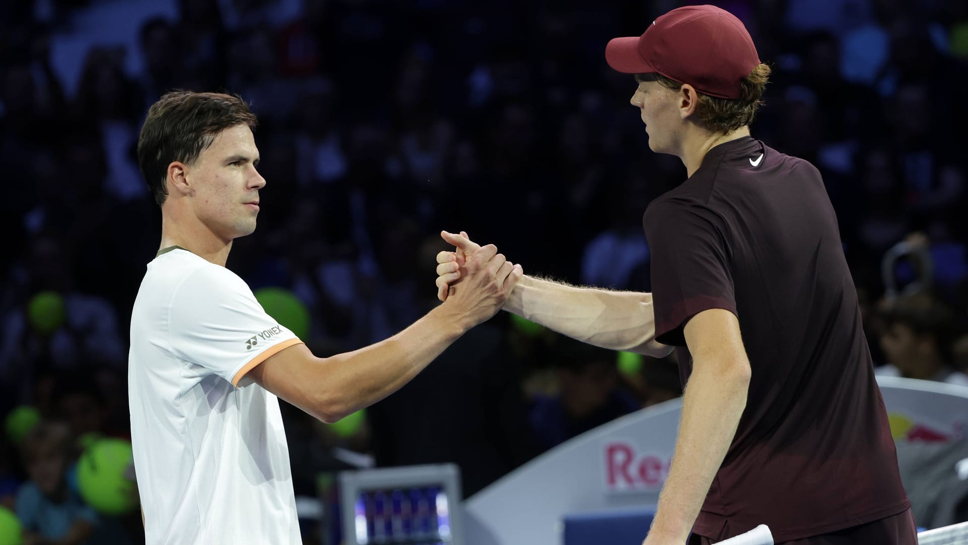 No chance: Daniel Altmaier (left) high-fives Jannik Sinner after the end of the match.
