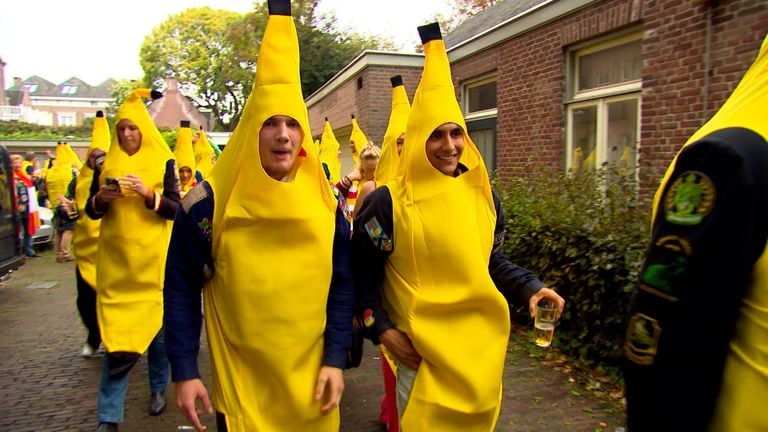 The horde with bananas can go back into the room (photo: Omroep Brabant.)