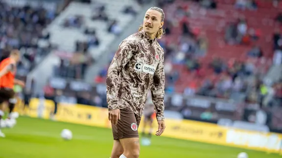 Jackson Irvine from FC St. Pauli in his warm-up shirt
