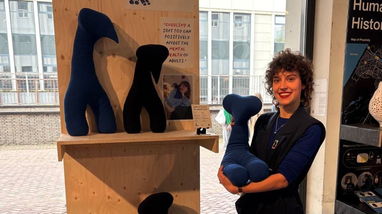 Denise with her cuddly toys (photo: Rogier van Son).