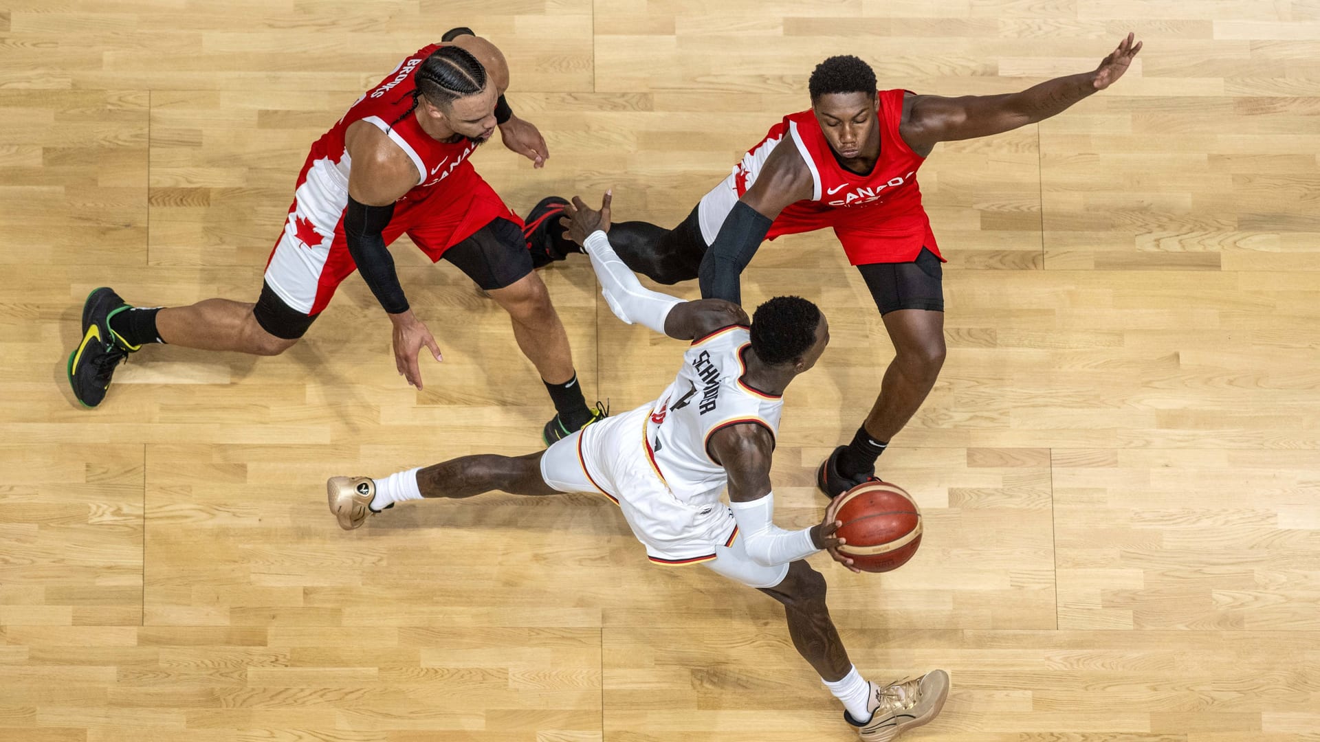 Dennis Schröder (white jersey) in a test match for the German national basketball team.