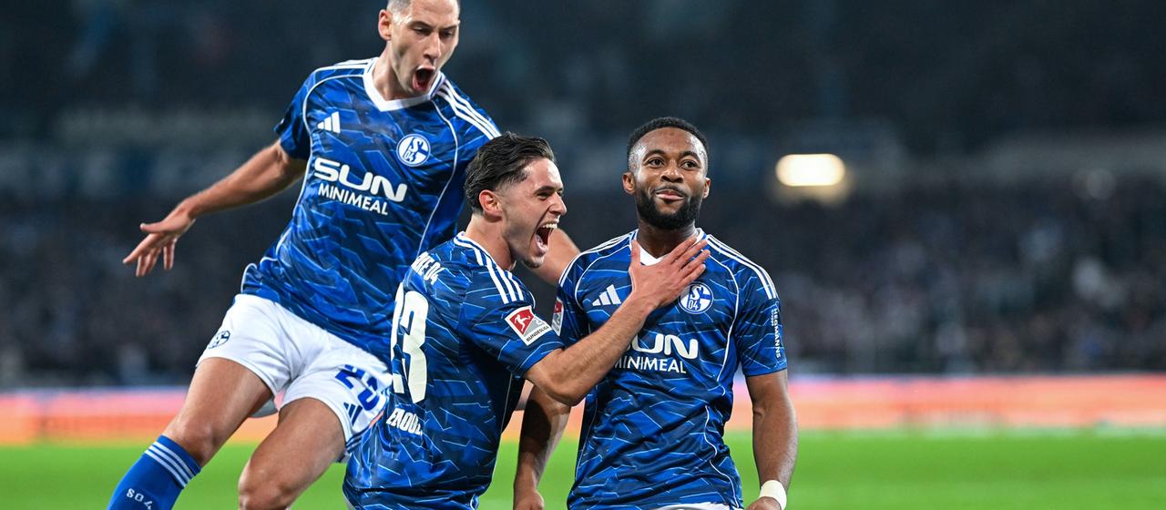 Schalke celebrates Moussa Sylla's goal to make it 2-0 against Hannover