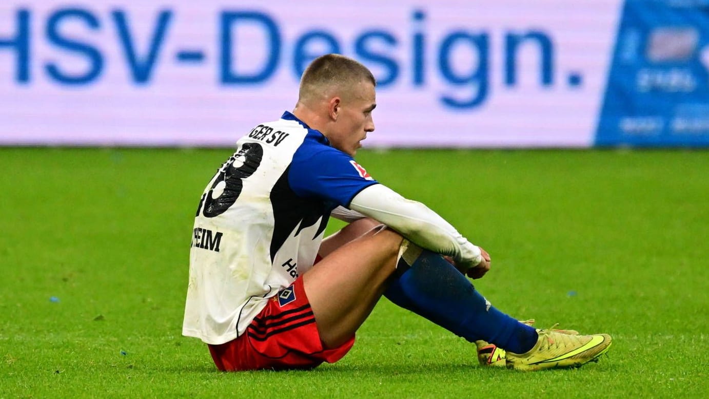 Pure disappointment: HSV professional Miro Muheim sits frustrated on the pitch after the home defeat against Wolfsburg.