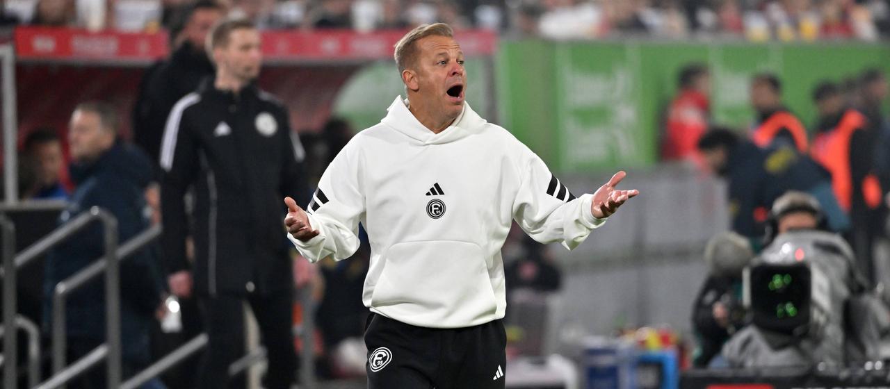 Düsseldorf coach Markus beginning gestures on the sidelines
