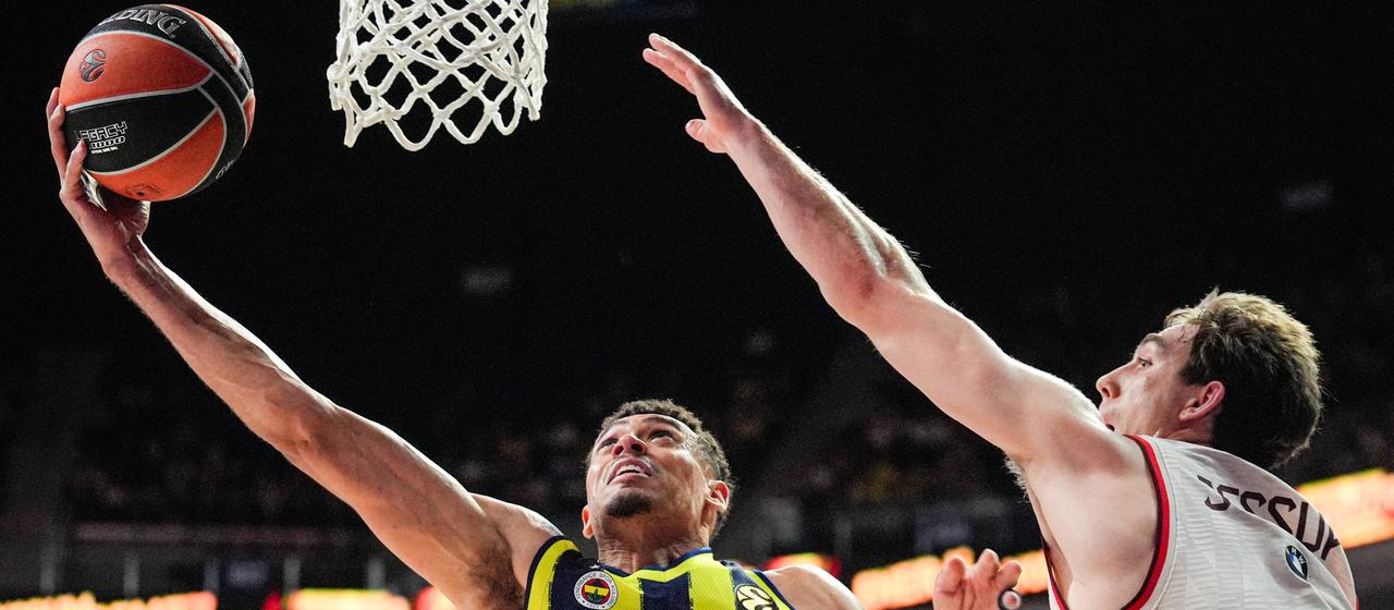 Wade Baldwin (l.) from Fenerbahce against Justinian Jessup (Bayern Munich)