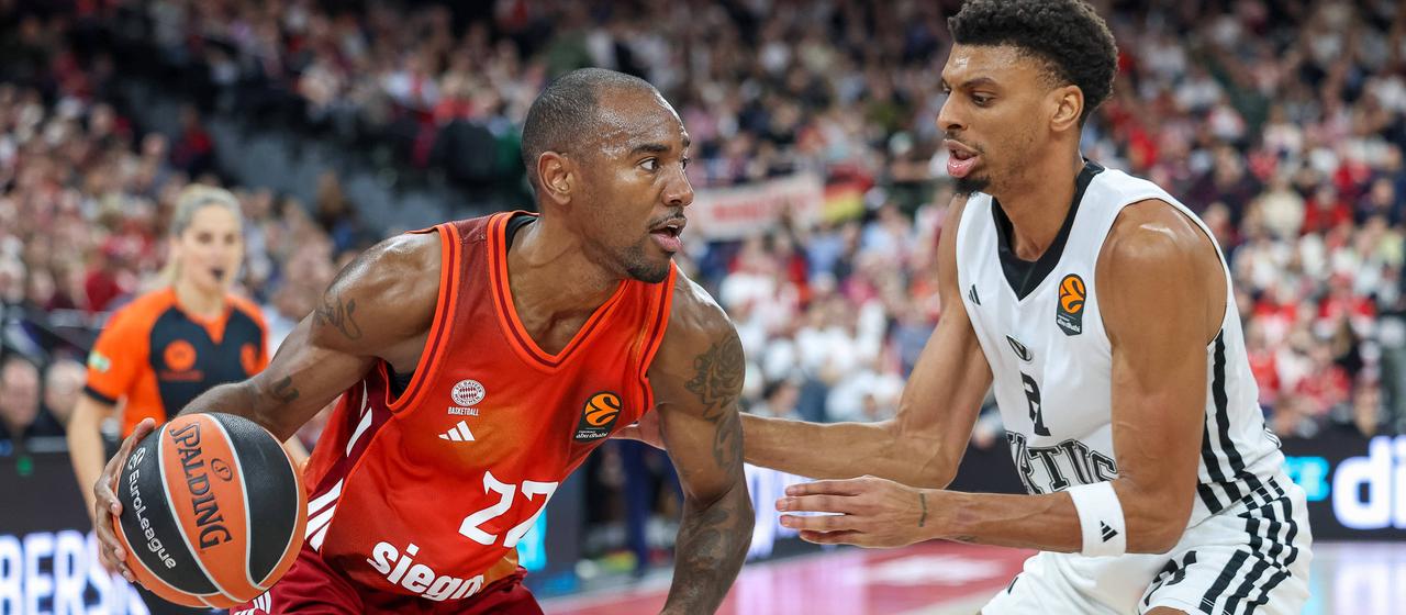 Bayern's Isiaha Mike on the ball against Virtus Bologna's Derrick Alston Jr