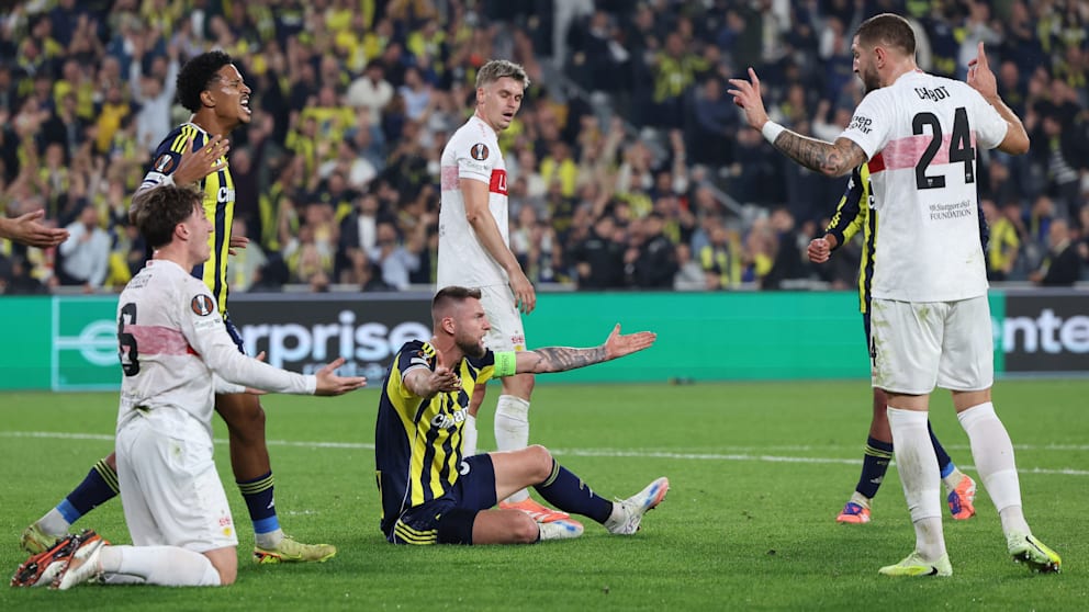 Milan Skriniar beschwert sich nach dem Foul von Stiller