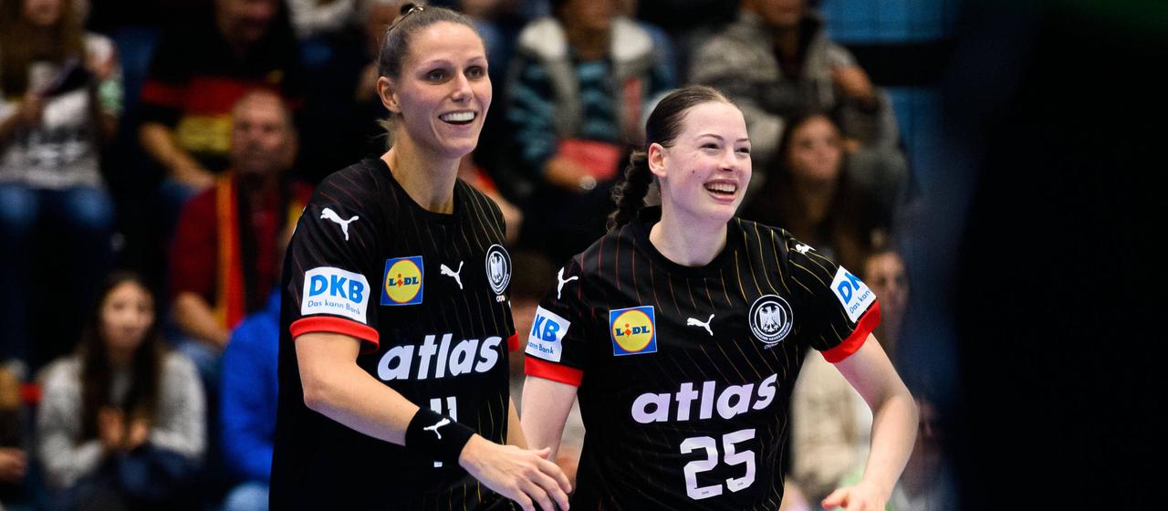 Xenia Smits (left) with her teammate Luisa Scherer at the European Championship qualifying game against North Macedonia 