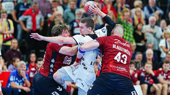 Kiel's Elias Ellefsen à Skipagötu in the Flensburg cover