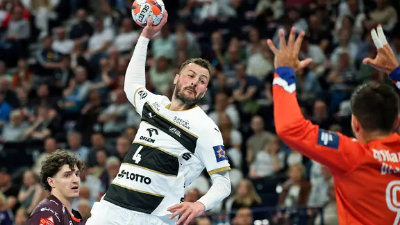 Kiel's Domagoj Duvnjak throws on goal.