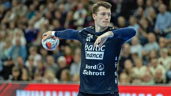 Emil Jakobsen throws on goal. | IMAGO / Beautiful sports Emil Jakobsen throws on goal.