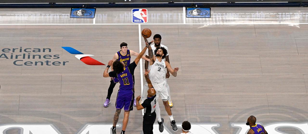 Lakers Jaxson Hayes on a jump ball with Mavericks Derrick Lively