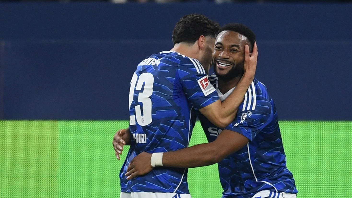 Celebrations from Moussa Sylla (right): He shot FC Schalke to the top of the table.