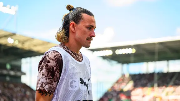 Jackson Irvine from FC St. Pauli in his warm-up shirt