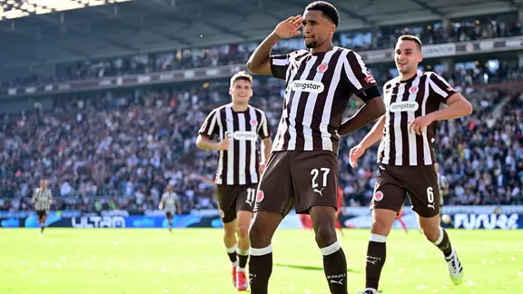 St. Pauli's Andreas Hountondji celebrates his goal