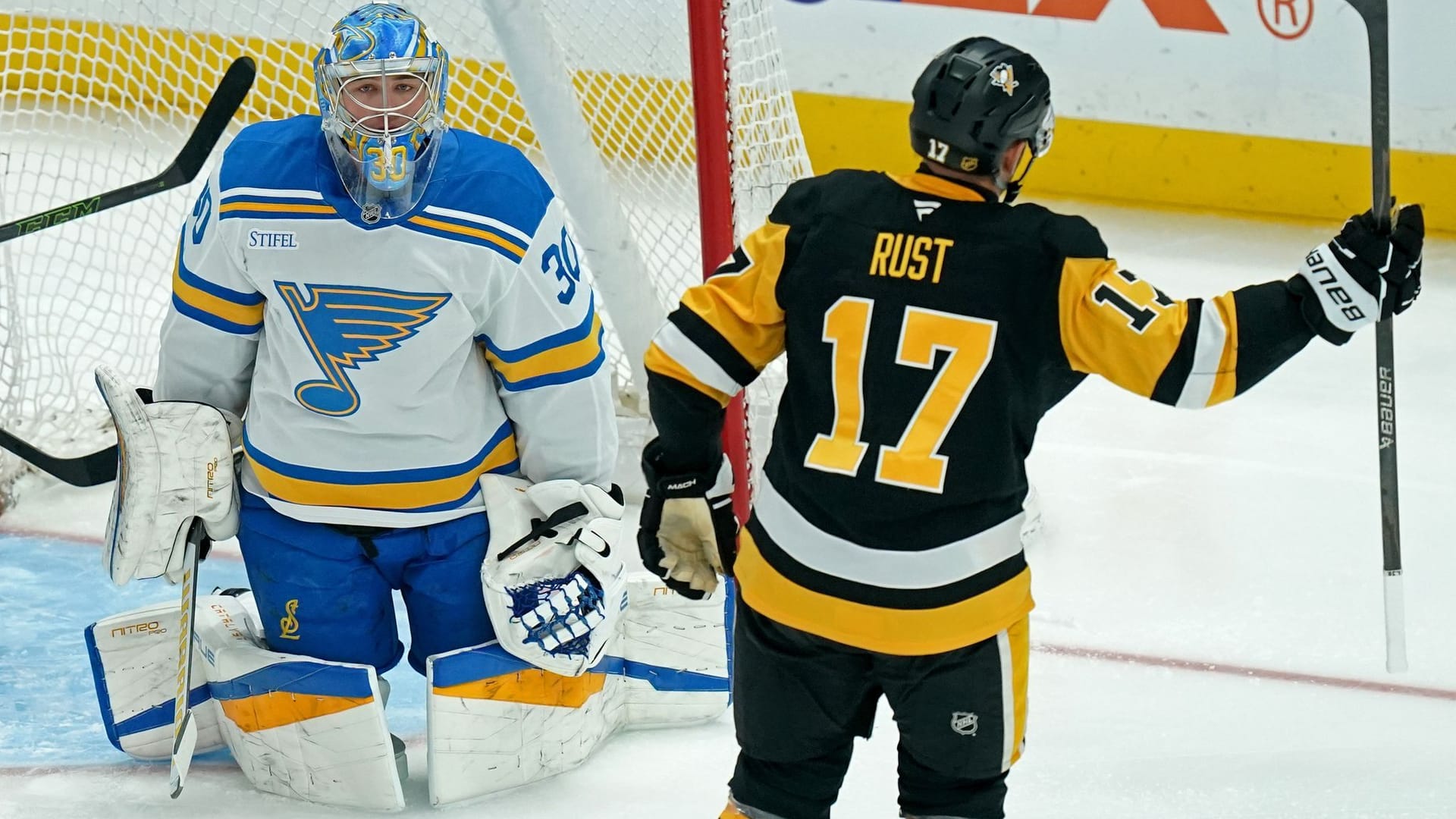 Bryan Rust (r.) from the Pittsburgh Penguins scored a goal against St. Louis: The game in Pittsburgh was overshadowed by tragedy.