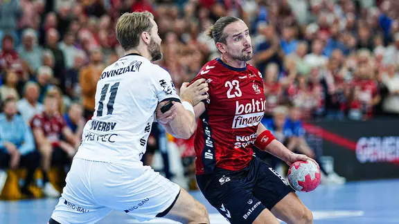 Flensburg's Kent Robin Tönnesen (r.) in a duel with Kiel's Petter Oeverby
