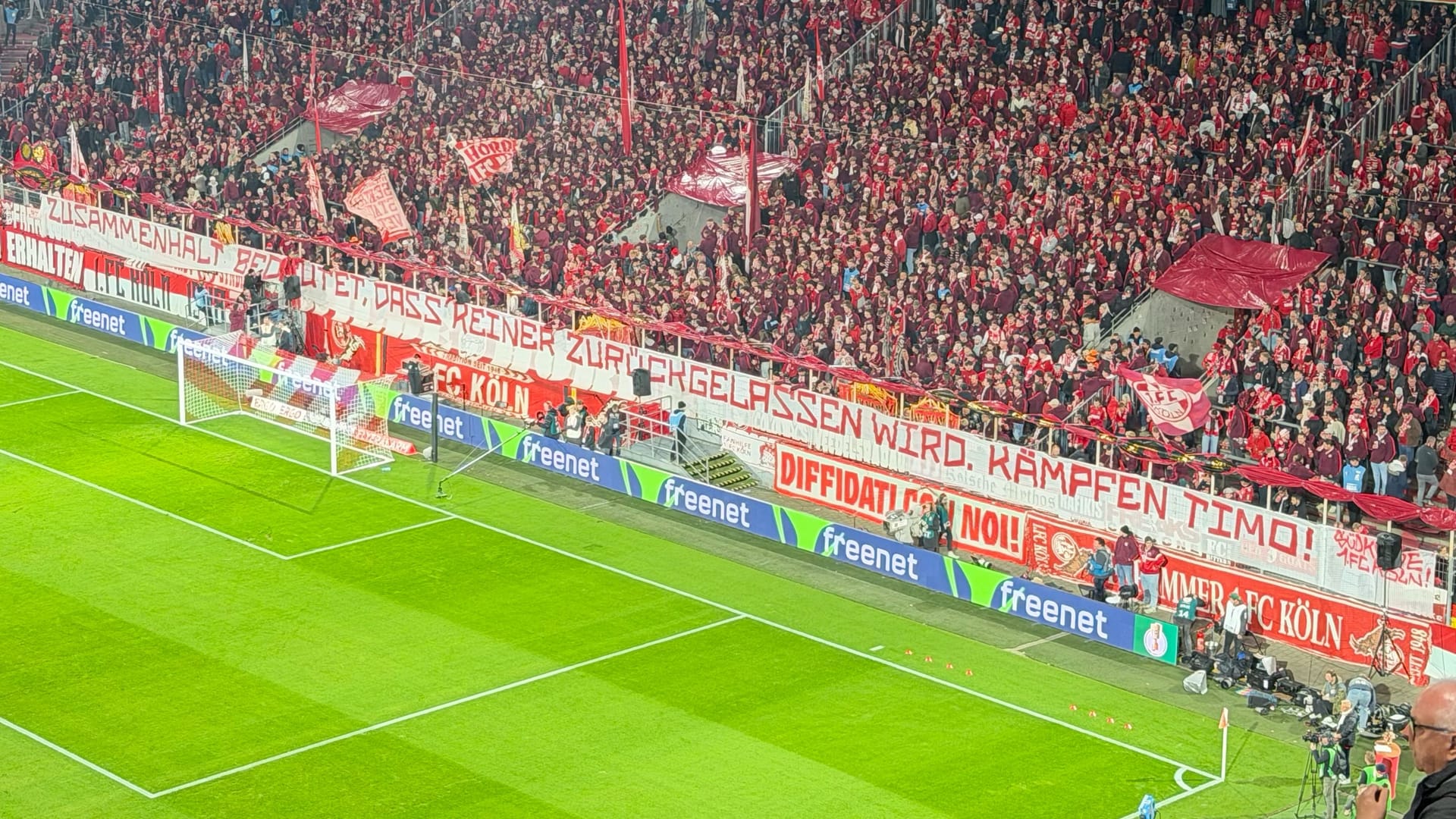 The fans of 1. FC Köln greet the seriously injured Timo Hübers.