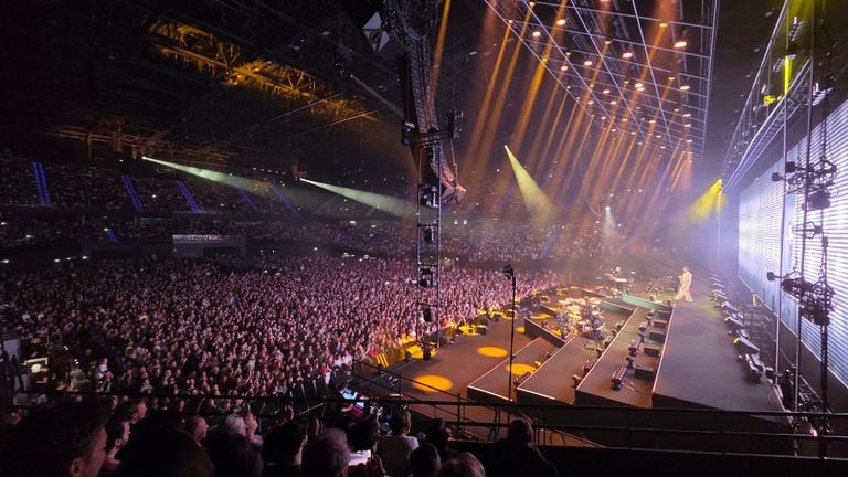 Flemming in a sold-out Ahoy (photo: Noël van Hooft)