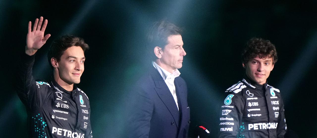 Racing drivers Andrea Kimi Antonelli (r.) and George Russell with team boss Toto Wolff (m.)