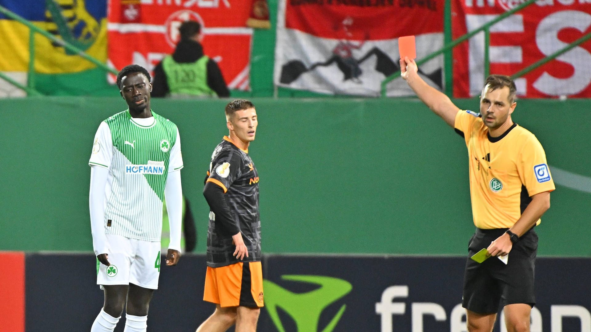 Unfortunate appearance: Fürth's Sillah (left) sees the yellow-red card from referee Eckermann.