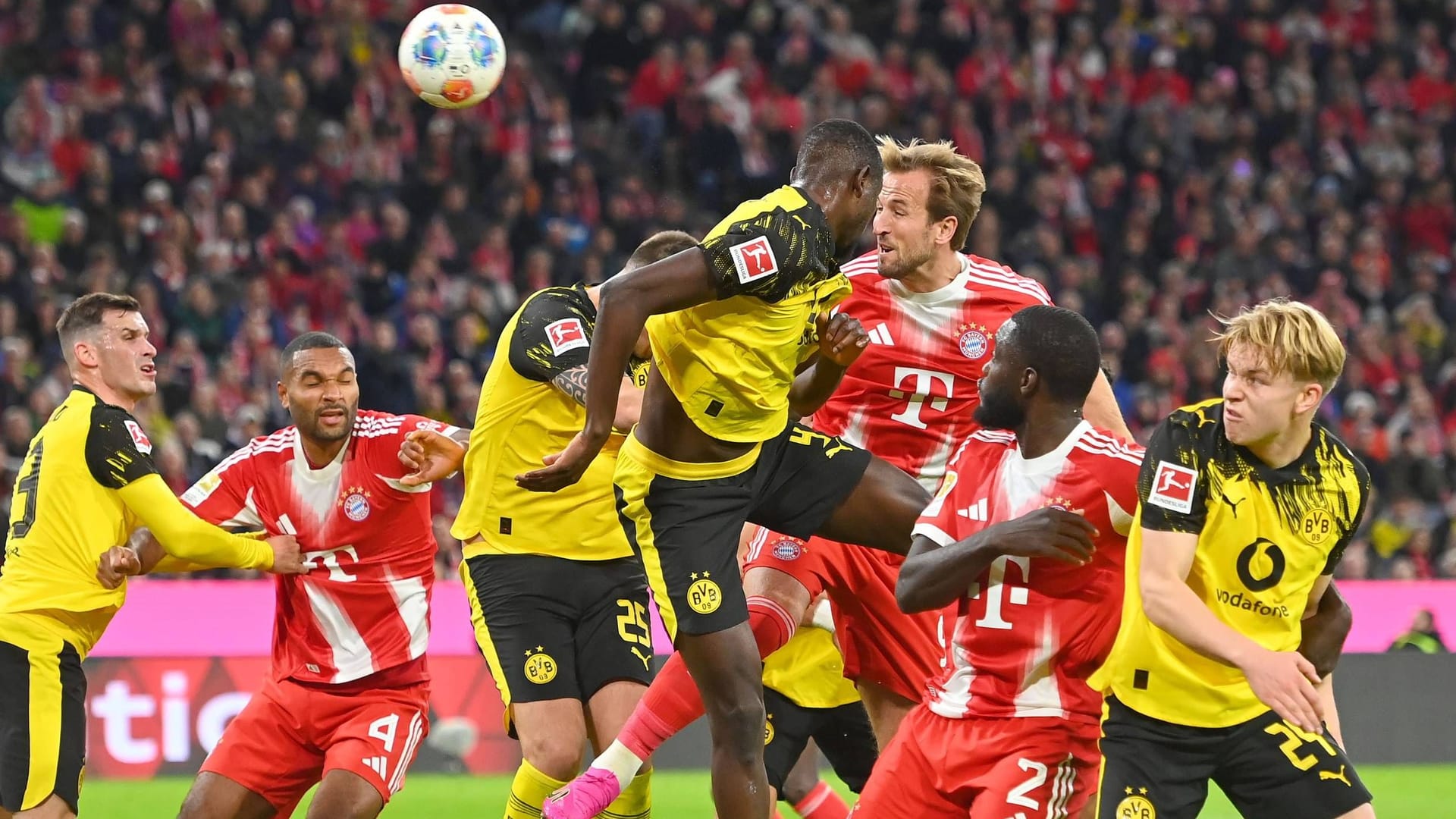 Controversial scene: Bayern's Kane (M.) scores 1-0 for Munich in a header duel with Dortmund's Guirassy.
