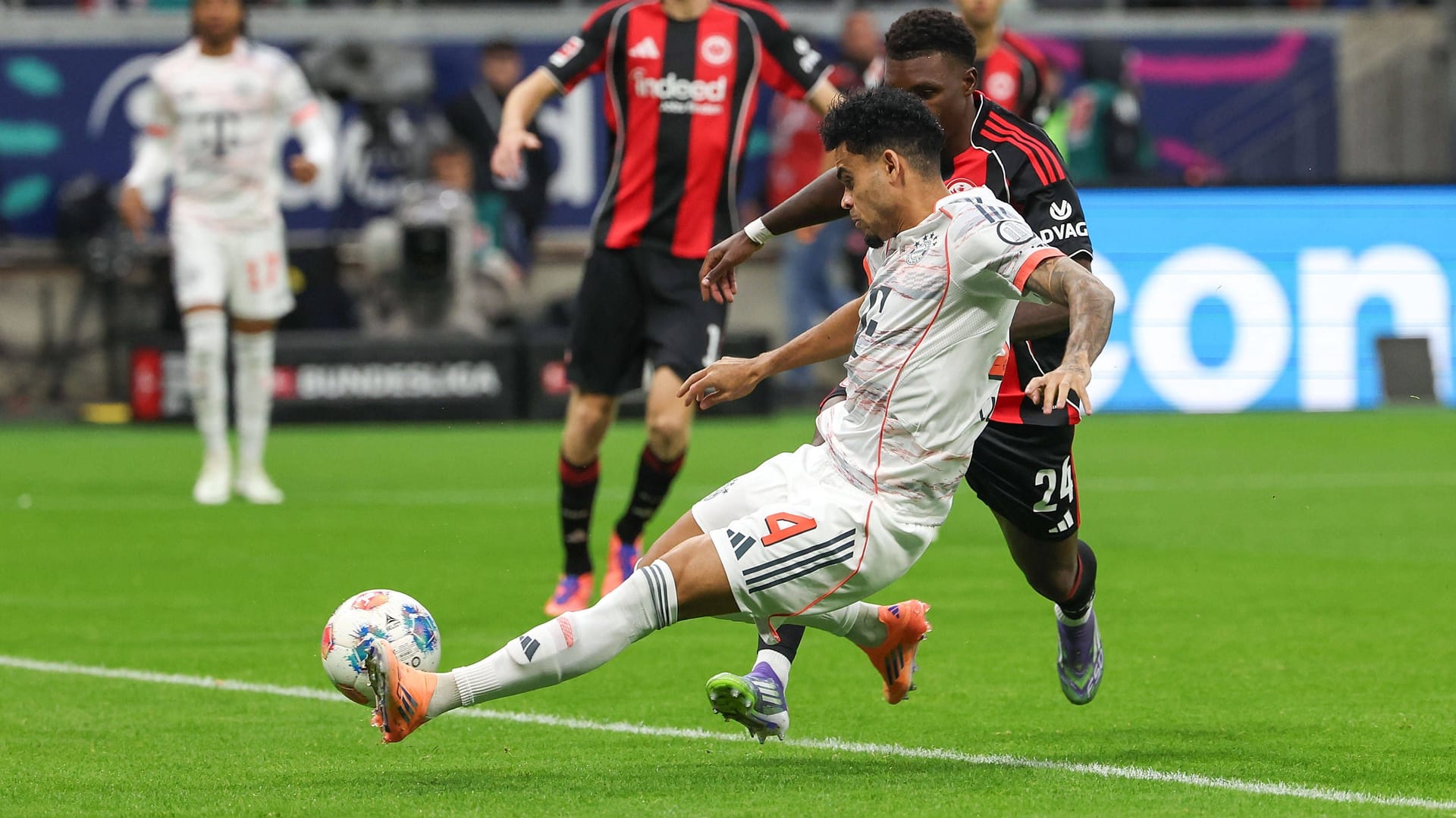 Quickly on the spot: Bavaria's Luis Díaz meets 1-0 in Frankfurt.