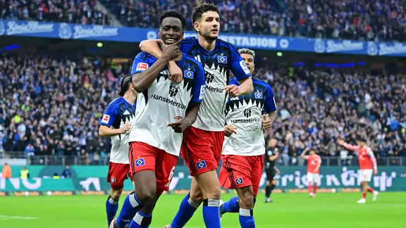Hamburg's players cheer a goal