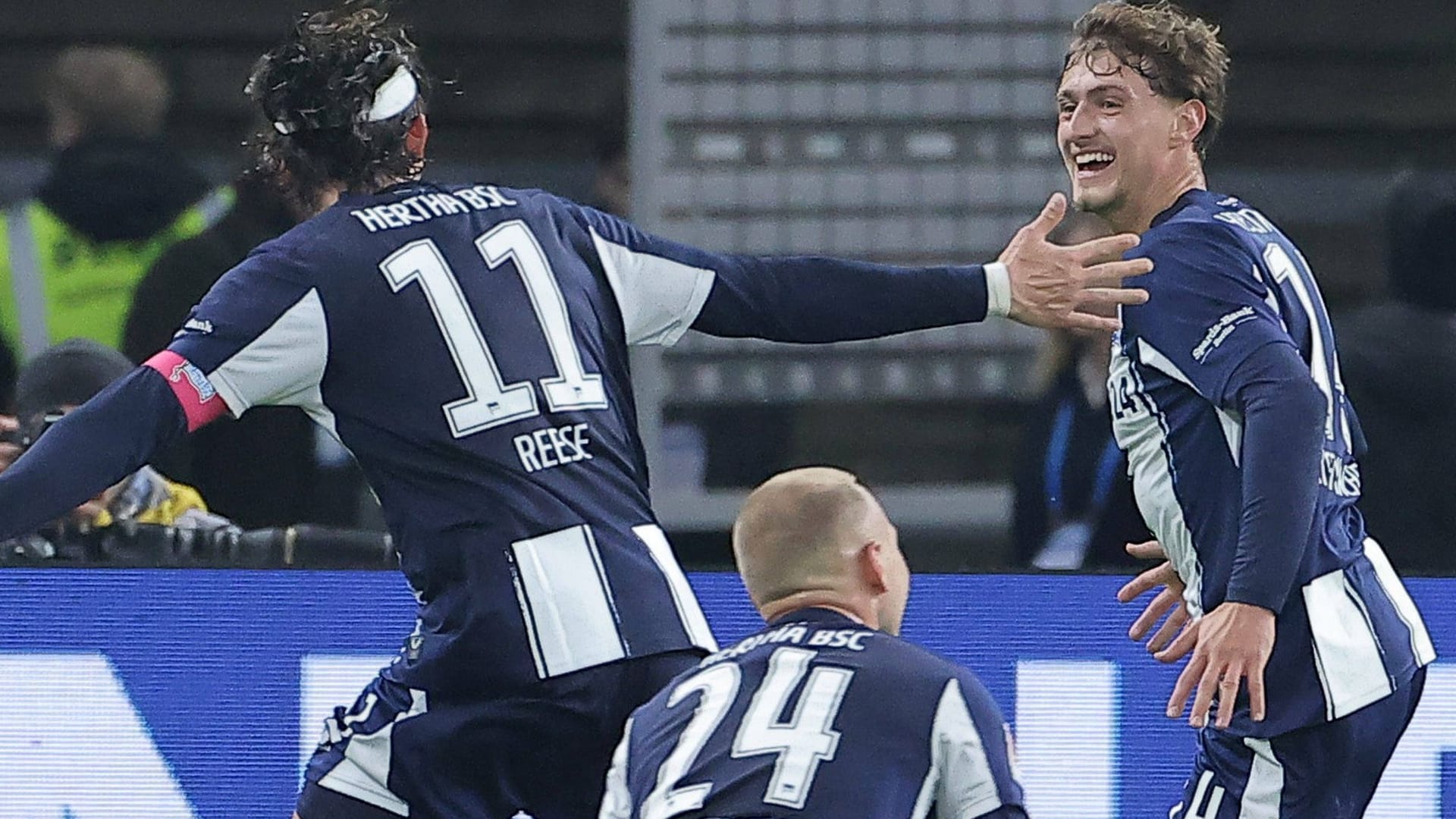 Redemptive celebration: Hertha's Krattenmacher (r.) celebrates his late goal with his teammates.