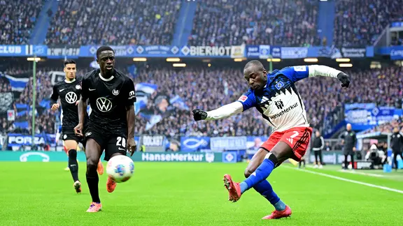 Jean-Luc Dompé (r.) from HSV and Sael Kumbedi from VfL Wolfsburg