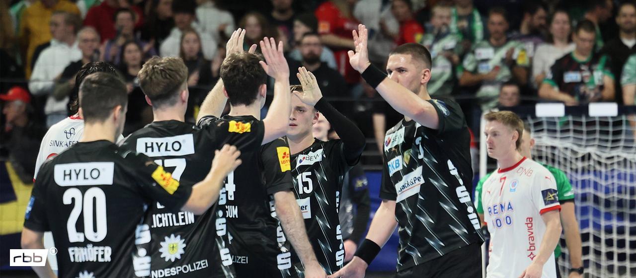 The Füchse Berlin players celebrate their victory against Kolstad (Photo: IMAGO / Photo Lachler)