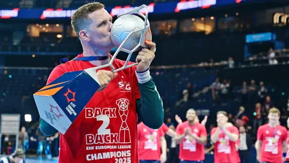 SG goalkeeper Kevin Möller with the trophy after the European League triumph