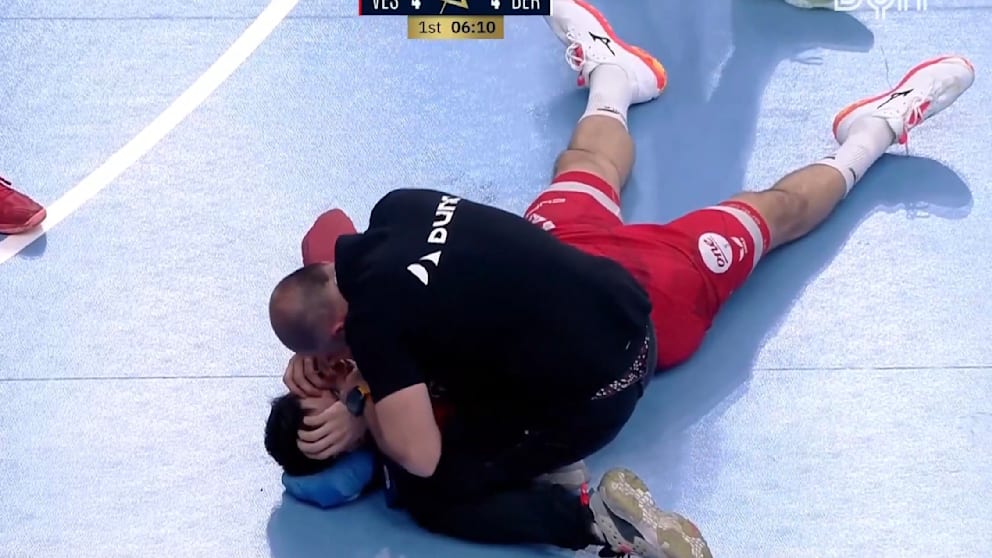 Veszprems Ivan Martinovic verletzte sich nach einem Zusammenstoß am Kopf, für ihn ging es später weiter