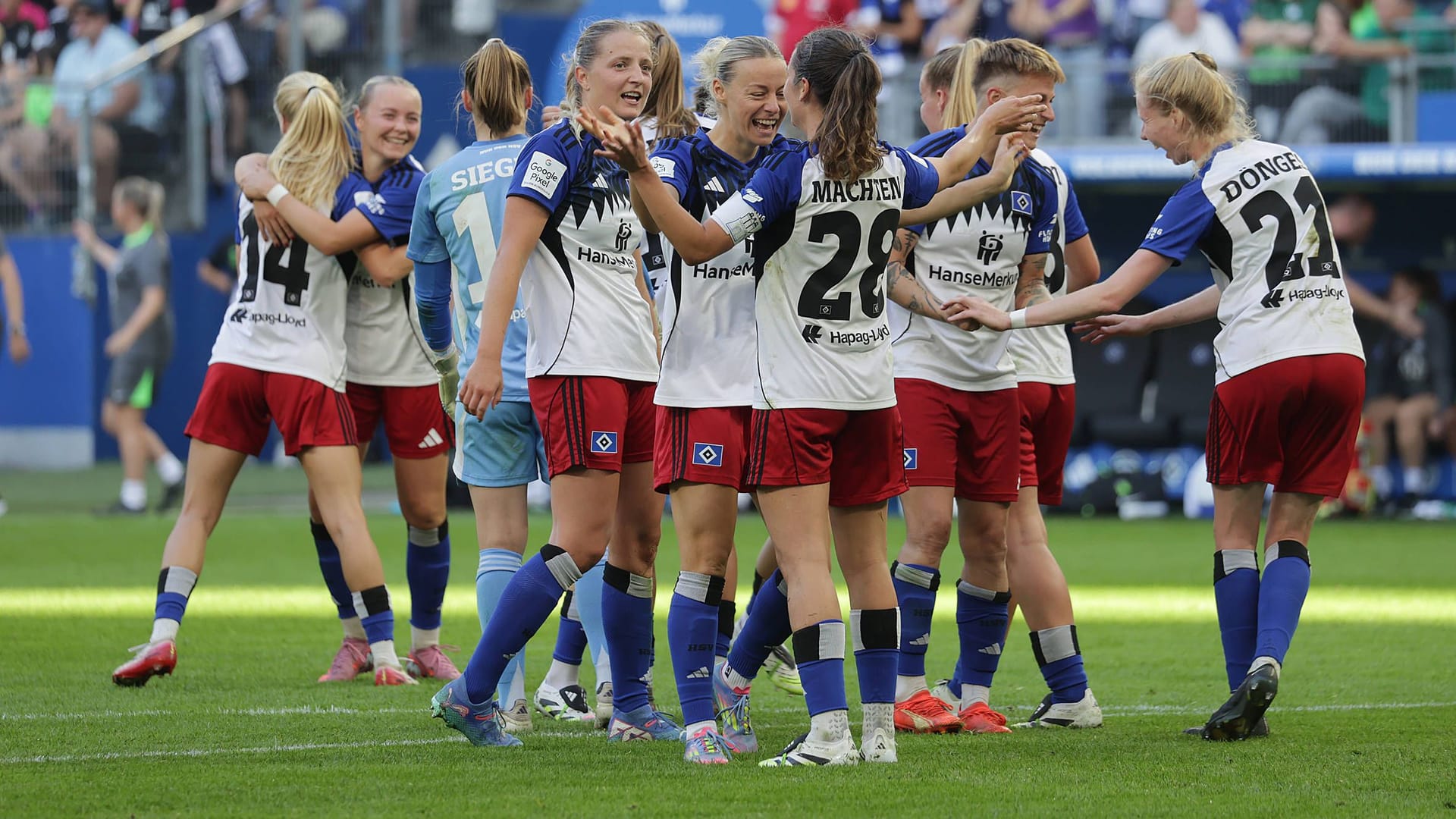 The HSV players cheer in the Volksparkstadion (archive picture): from 6 p.m. the team will play against TSG Hoffenheim on Monday.