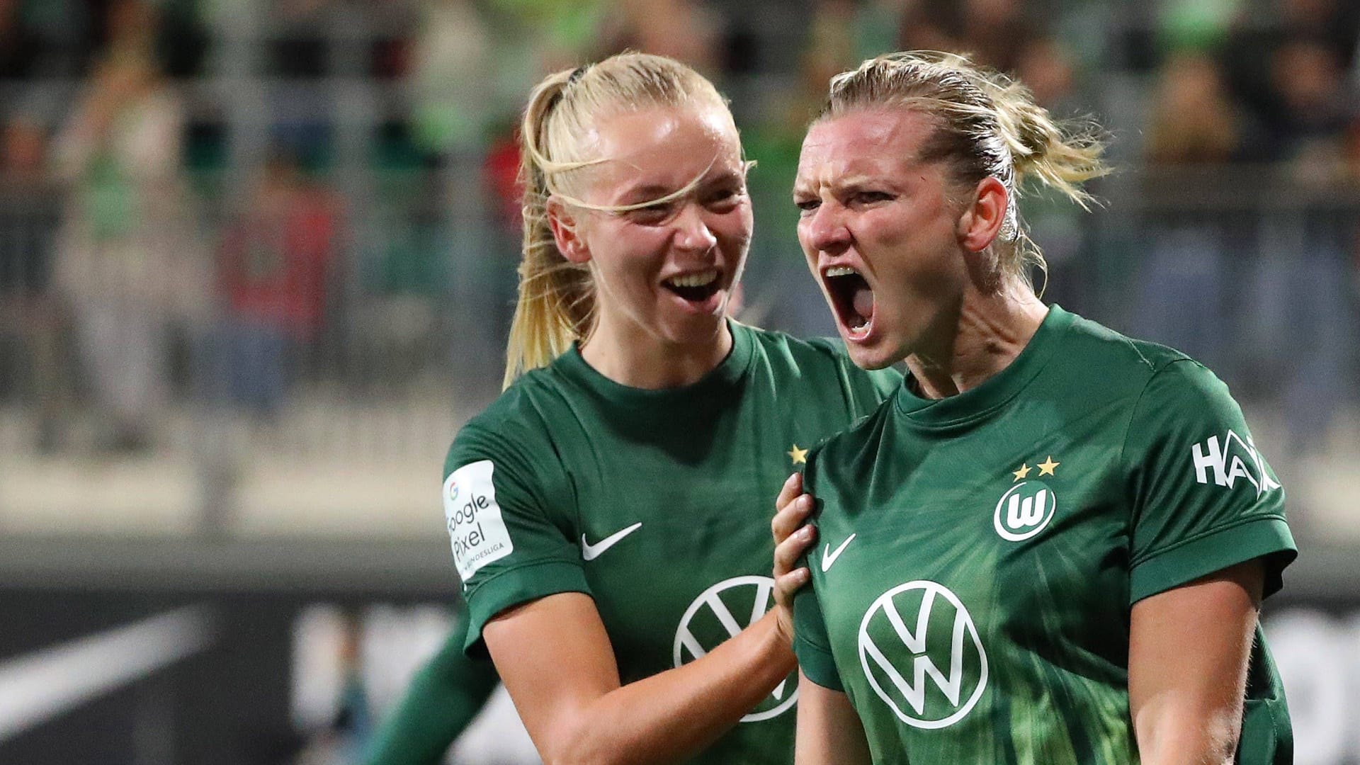 Alexandra Popp (r.) and Ella Paddemors: The former DFB goalscorer also meets in the "Premier class"? Alexandra Popp (r.) and Ella Paddemors: The former DFB goalscorer also meets in the "Premier class"?