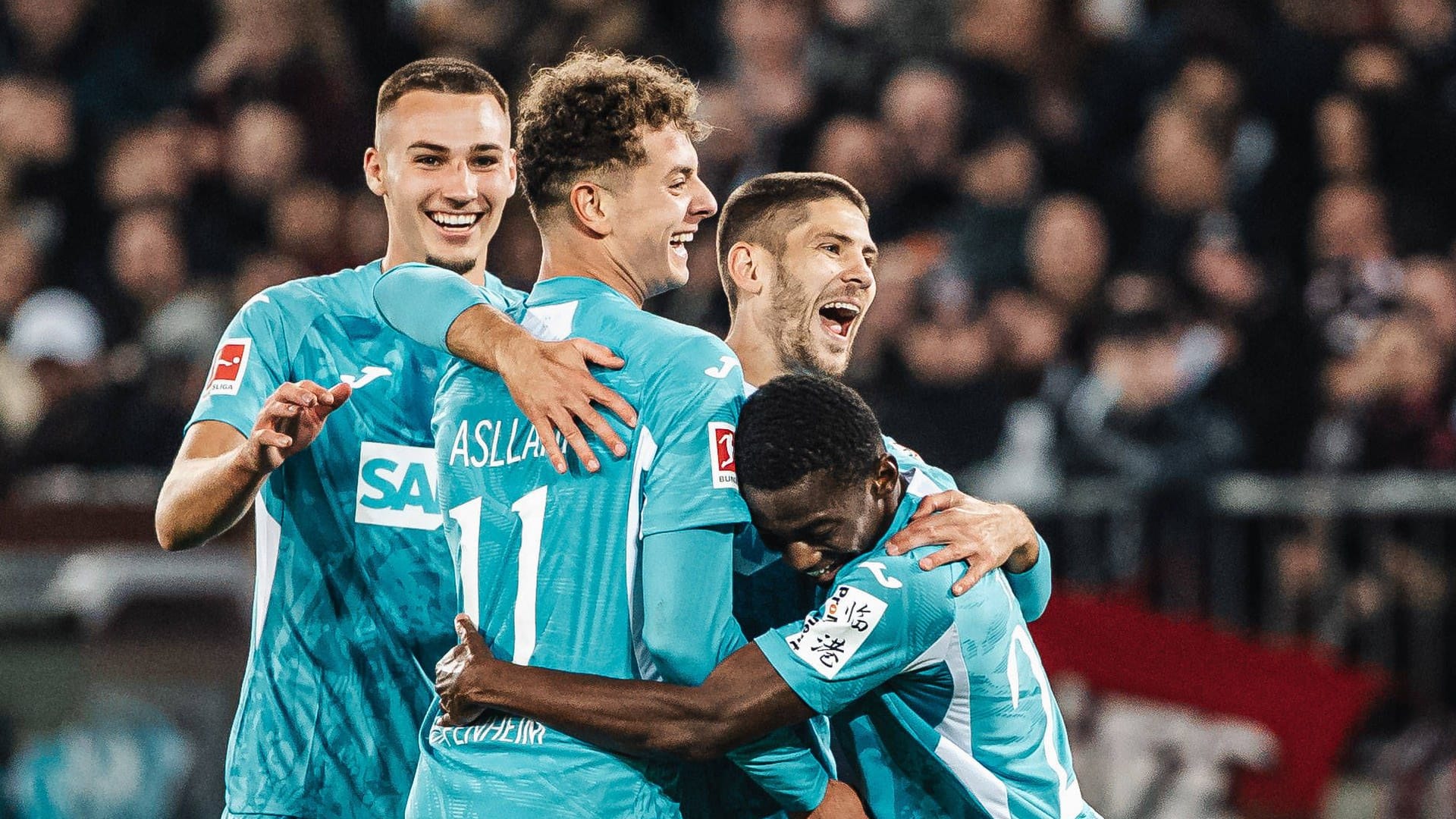 Hoffenheim players celebrate: TSG jumps to eighth place.